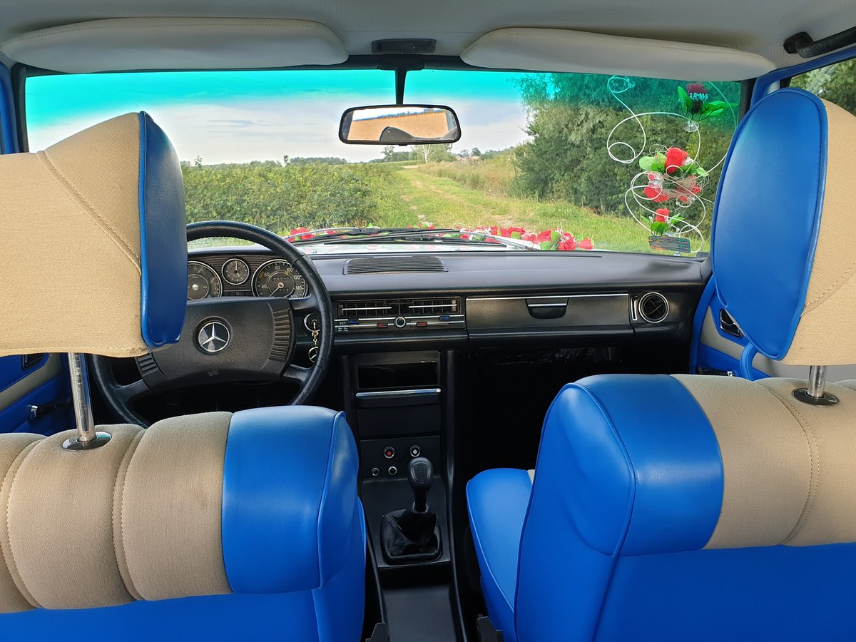 Wnętrze Mercedesa W115 – błękitny kokpit