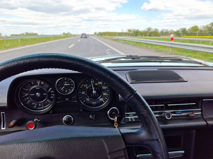 Mercedes W115 do produkcji filmowej i reklamy – zabytkowy samochód certyfikat zabytkowy